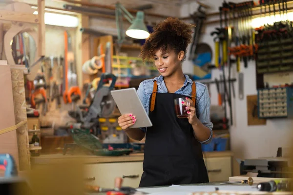 Afro American Wanita Pengrajin Bekerja Bengkelnya — Stok Foto
