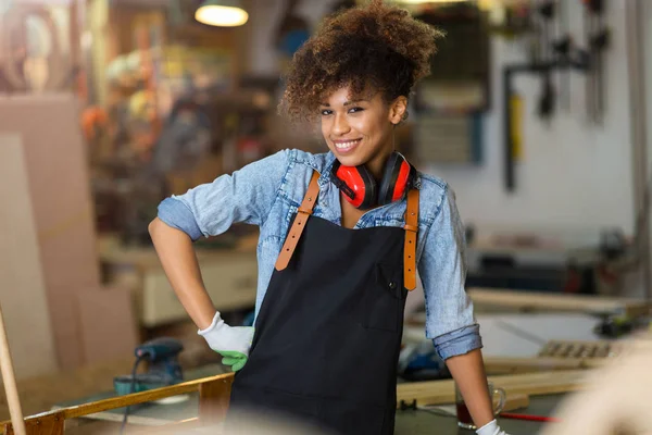 Craftswoman Αφρο Αμερικανική Γυναίκα Που Εργάζεται Εργαστήριο Της — Φωτογραφία Αρχείου