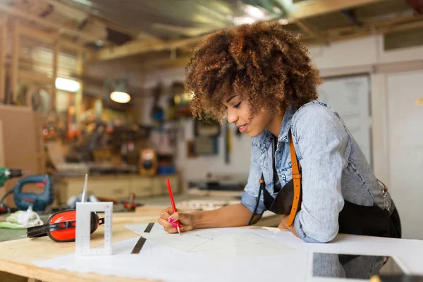 Afro American Wanita Pengrajin Bekerja Bengkelnya — Stok Foto