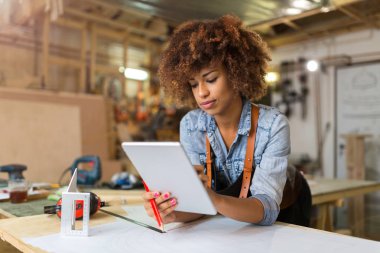 Onun atölyesinde çalışan Afro Amerikalı kadın craftswoman