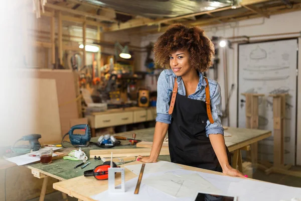 Afro Amerikai Craftswoman Dolgozik Műhelyben — Stock Fotó