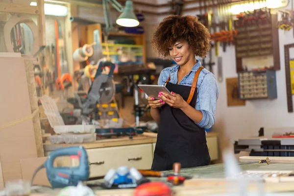 Czarnoziem Afro American Kobieta Pracuje Jej Warsztat — Zdjęcie stockowe