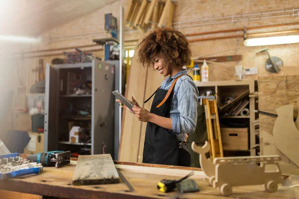 Afro American Woman Craftswoman Working Her Workshop — Stock Photo, Image