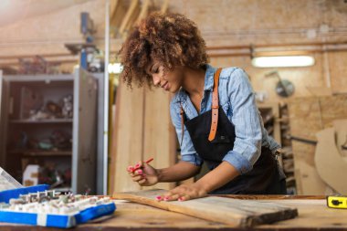 Onun atölyesinde çalışan Afro Amerikalı kadın craftswoman
