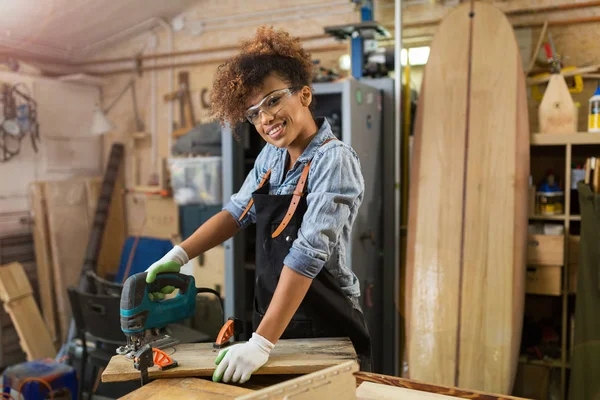 Afro Americana Donna Artigiana Che Lavora Nel Suo Laboratorio — Foto Stock