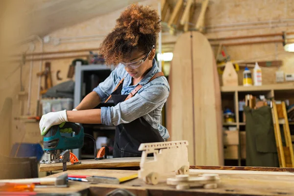 Craftswoman Van Afro Amerikaanse Vrouw Werkt Haar Atelier — Stockfoto