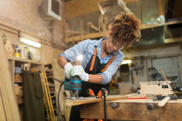 Afro Americana Donna Artigiana Che Lavora Nel Suo Laboratorio — Foto Stock