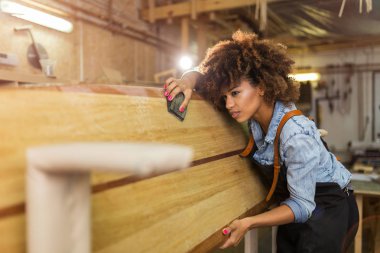 Onun atölyesinde çalışan Afro Amerikalı kadın craftswoman