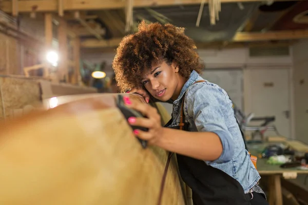 Afro Americana Donna Artigiana Che Lavora Nel Suo Laboratorio — Foto Stock