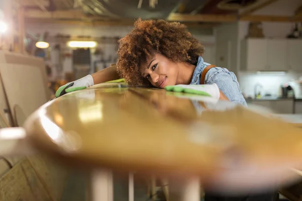 Afro American Wanita Pengrajin Bekerja Bengkelnya — Stok Foto