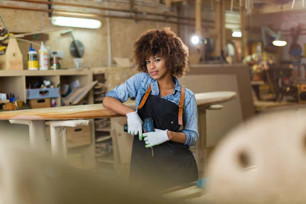 Craftswoman Αφρο Αμερικανική Γυναίκα Που Εργάζεται Εργαστήριο Της — Φωτογραφία Αρχείου