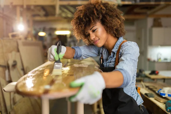 Afro Americana Donna Artigiana Che Lavora Nel Suo Laboratorio — Foto Stock