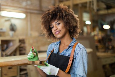 Onun atölyesinde çalışan Afro Amerikalı kadın craftswoman