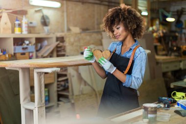Onun atölyesinde çalışan Afro Amerikalı kadın craftswoman