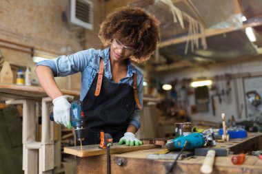Onun atölyesinde çalışan Afro Amerikalı kadın craftswoman