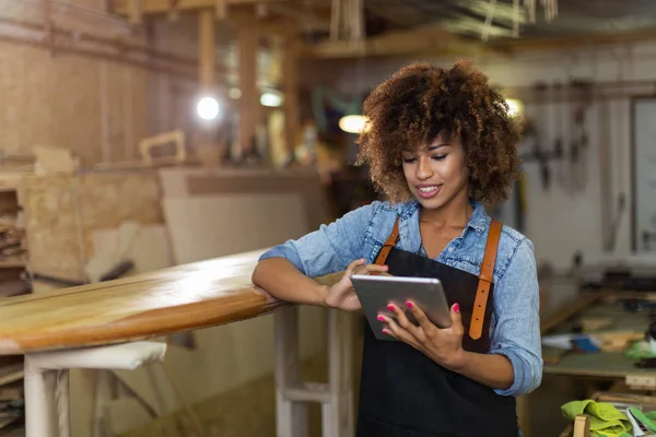 Afro American Woman Craftswoman Working Her Workshop — Stock Photo, Image