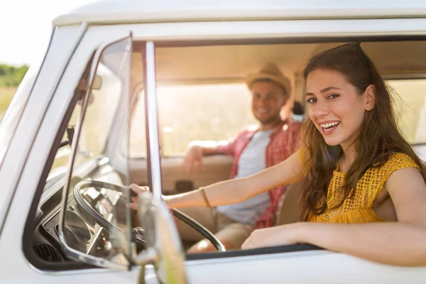 Pareja Joven Viaje Por Carretera —  Fotos de Stock