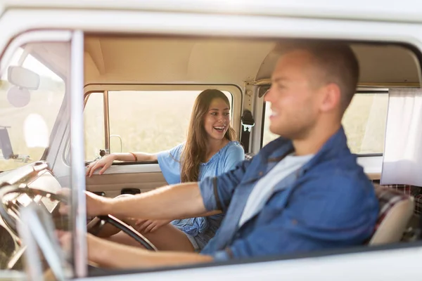 Jovem Casal Fora Uma Viagem Carro — Fotografia de Stock