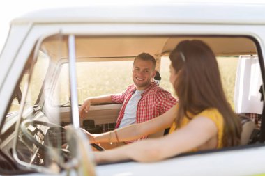 Genç dışarı bir yolculuğa çift