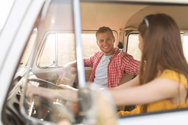 Pareja Joven Viaje Por Carretera Fotos De Stock Sin Royalties Gratis