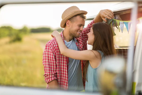 Pareja Joven Viaje Por Carretera — Foto de Stock