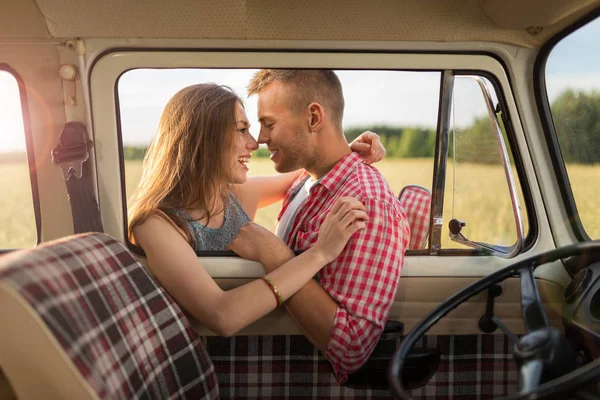 Jovem Casal Fora Uma Viagem Carro — Fotografia de Stock