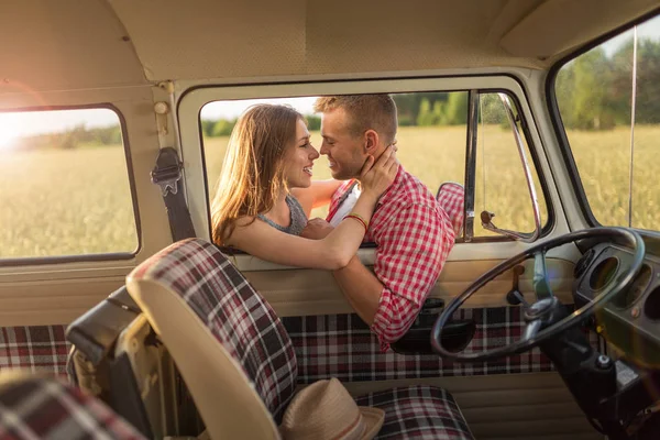 Jovem Casal Fora Uma Viagem Carro — Fotografia de Stock