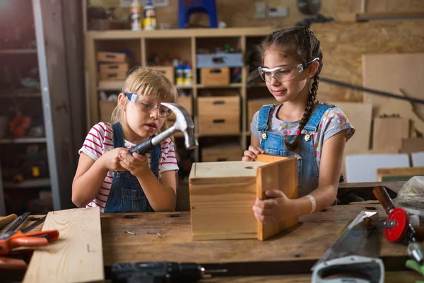 Duas Meninas Fazendo Xilogravura Uma Oficina — Fotografia de Stock