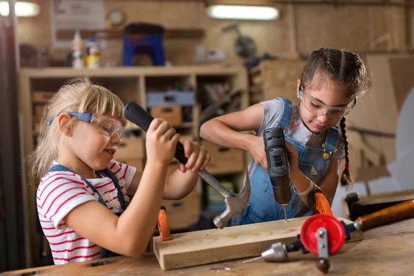 Zwei Junge Mädchen Bei Holzarbeiten Einer Werkstatt — Stockfoto