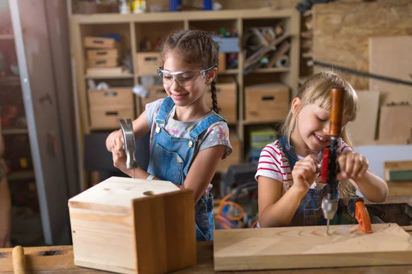 Två Unga Tjejer Gör Träslöjd Workshop — Stockfoto