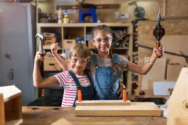 Twee Jonge Meisjes Doen Houtwerk Een Workshop — Stockfoto