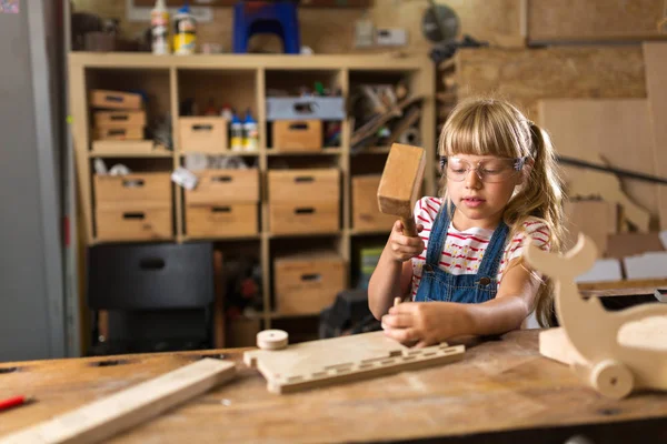 Νεαρό Κορίτσι Κάνει Ξυλοκατασκευών Ένα Εργαστήριο — Φωτογραφία Αρχείου