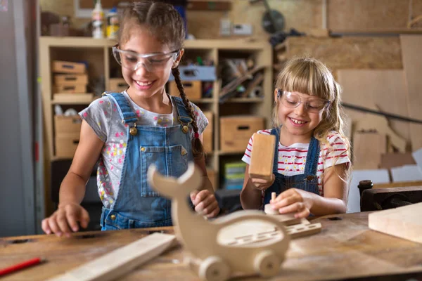 Två Unga Tjejer Gör Träslöjd Workshop — Stockfoto