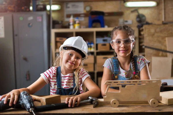 Δύο Νεαρά Κορίτσια Που Κάνει Ξυλοκατασκευών Ένα Εργαστήριο — Φωτογραφία Αρχείου