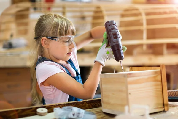 Giovane Ragazza Che Lavori Legno Laboratorio — Foto Stock