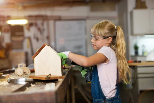 在车间做木工的年轻女孩 — 图库照片