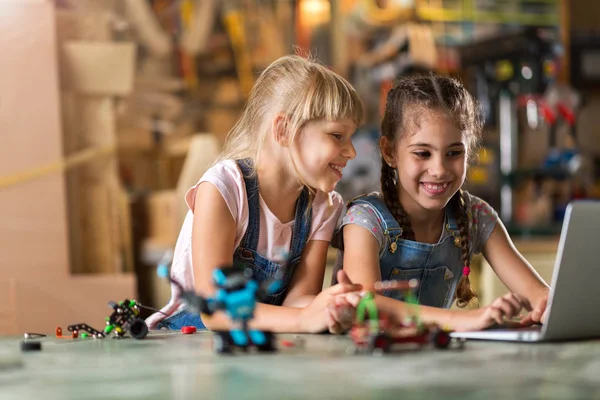 Küçük Kızlar Oyuncak Nşaat Makine Yapı — Stok fotoğraf