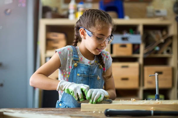 Junges Mädchen Bei Holzarbeiten Einer Werkstatt — Stockfoto