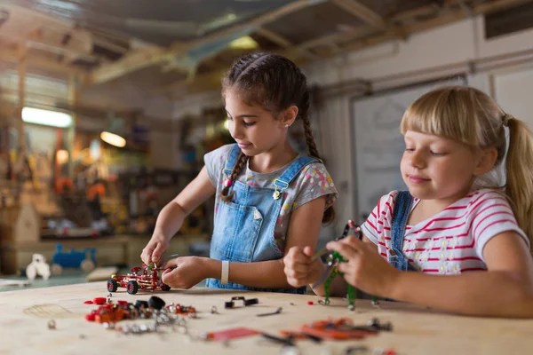 Meninas Pequenas Construção Brinquedos Máquina Construção — Fotografia de Stock