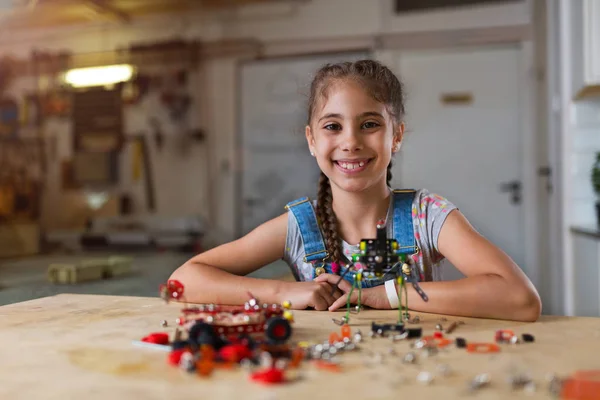 Klein Meisje Het Maken Van Een Robot — Stockfoto