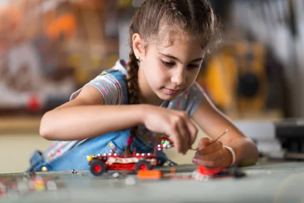 Μικρό Κορίτσι Κάνοντας Ένα Ρομπότ — Φωτογραφία Αρχείου