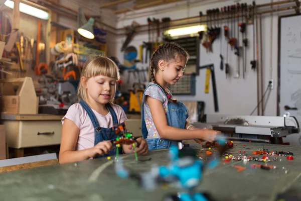 Kleine Mädchen Bauen Spielzeug Baumaschine — Stockfoto