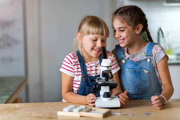 Chicas Jóvenes Con Microscopio —  Fotos de Stock