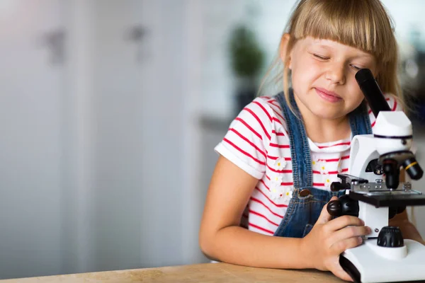 Menina Olhando Através Microscópio — Fotografia de Stock