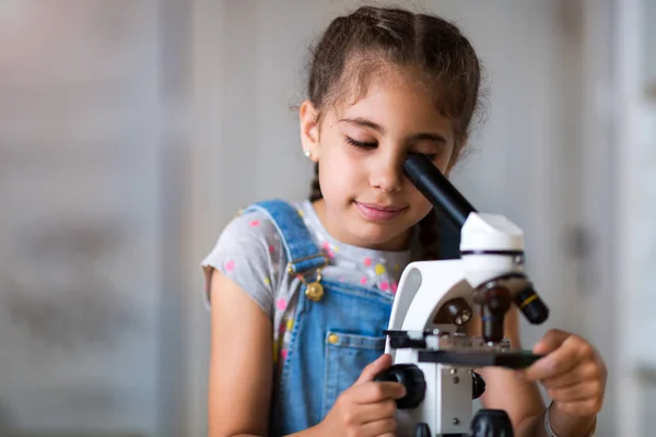 Young Girl Looking Microscope — Stock Photo, Image