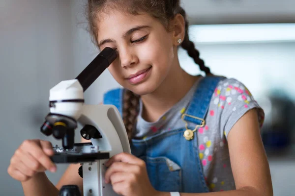 Молода Дівчина Дивиться Через Мікроскоп — стокове фото