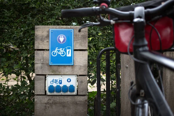 電気自転車 オランダのローディング ステーション — ストック写真