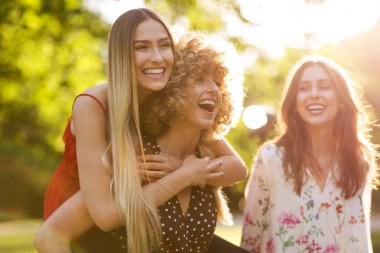 Arkadaşlar güneşli yaz akşamı