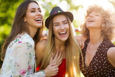 Arkadaşlar güneşli yaz akşamı