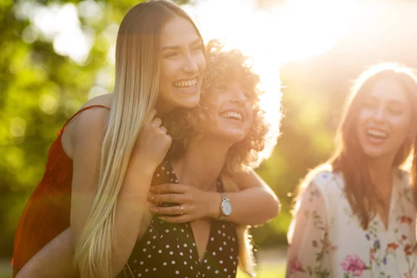 Amici Sesso Femminile Nella Soleggiata Serata Estiva — Foto Stock